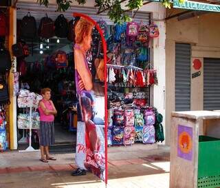 Senhora é figura conhecida na região por clientes e lojistas. (Foto: Alex Machado)