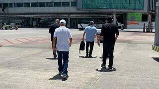Condenado sendo preso ainda no aeroporto de Maceió. (Foto: Divulgação | Polícia Civil de Alagoas)