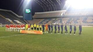 Times se agrupam antes do início da partida. (Foto: Reprodução/Redes sociais)