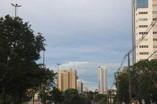 Céu com muitas nuvens visto da Avenida Afonso Pena, na Capital (Foto: Henrique Kawaminami)