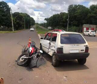 Carro e motocicleta ficaram danificados com o impacto. (Foto: Direto das Ruas)