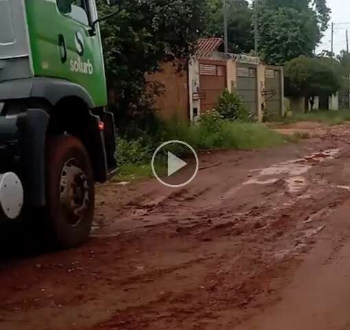 Caminh&atilde;o da Solurb cai em buraco e moradora reclama de lama&ccedil;al ap&oacute;s obra