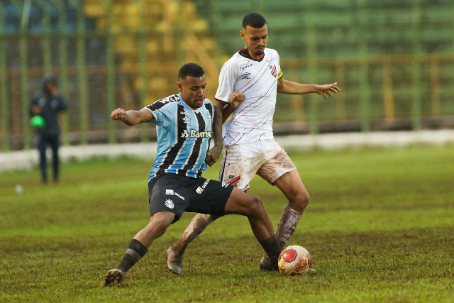 Com virada de 3 a 2, Athletico-PR elimina Gr&ecirc;mio na Copinha