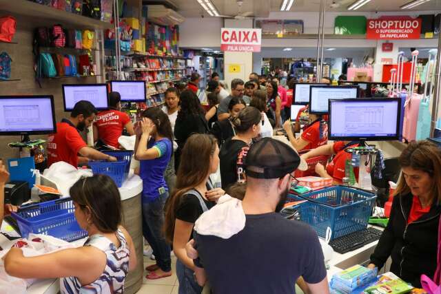 A um m&ecirc;s da volta &agrave;s aulas, pais lotam papelaria em busca de material escolar