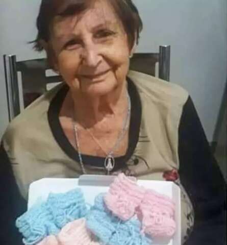 À mão, Lindéia fez mil sapatinhos de bebês para doar às mães em hospital