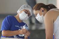 Três unidades de saúde aplicam testes e vacinas contra a covid-19 hoje