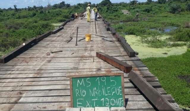 Reforma em ponte no Nabileque tem troca de vigas, guias de roda e pintura
