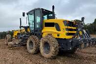 Ladrões encapuzados rendem casal e roubam patrola e pá carregadeira