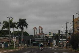 Tempo na região da Avenida Fábio Zahran, em Campo Grande. (Foto: Henrique Kawaminami)