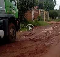 Caminhão da Solurb cai em buraco e moradora reclama de lamaçal após obra