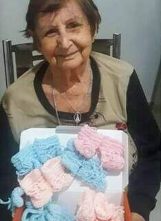 Aos 93 anos, ela faz sapatinhos para crianças. (Foto: Arquivo pessoal)