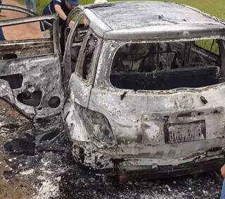 Carro queimado achado em estrada de Pedro Juan. (Foto: Direto das Ruas)