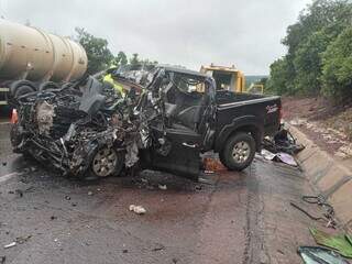 Caminhonete destruída após colisão na BR-163. (Foto: Sidney Assis)