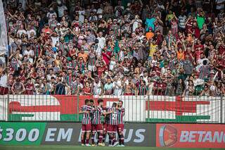 Jogadores do Fluminense celebram gol perto da torcida (Foto: Marcelo Gonçalves/FFC)