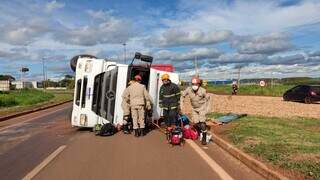 Motorista Perde O Controle E Tomba Carreta Na Br Veja O V Deo