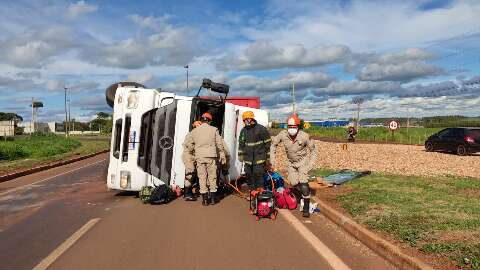 Motorista perde o controle e tomba carreta na BR-163; veja o v&iacute;deo