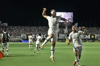 Marcos Leonardo, ao centro, comemora gol com soco no ar para homenagear Pelé (Foto: Divulgação)