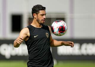 Meia Giuliano brinca com a bola em treino (Foto: Rodrigo Coca/Agência Corinthians)