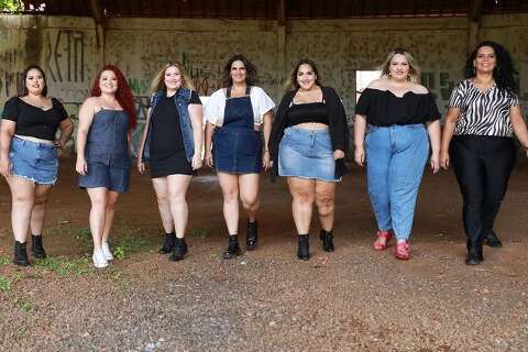Com brech&oacute; plus size, Dai motiva clientes a usar cropped sem medo