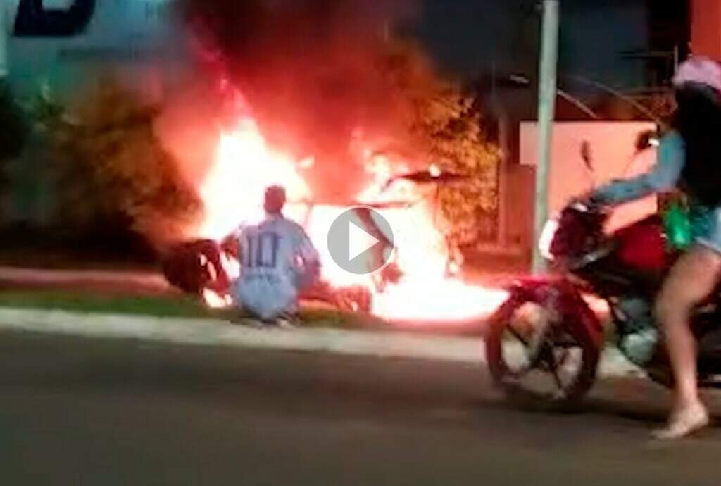 Carro Fica Destru Do Ap S Pegar Fogo Na Avenida C Nsul Assaf Trad