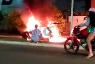 Vídeo mostra carro sendo consumido pelas chamas. (Foto: Direto das Ruas)