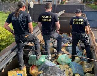 Policiais federais apreenderam seis toneladas de maconha em caminhão. (Foto: Divulgação/PF)