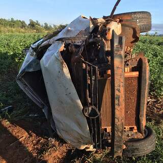 Carro destruído após acidente na fronteira. (Foto: Direto das Ruas)