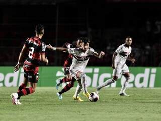 Pedrinho, um dos reforços tricolor com a bola durante a partida (Foto: Rubens Chiri/SPFC)