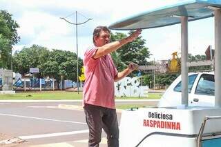 Comerciante trabalha no Lago do Amor há 13 anos. (Foto: Henrique Kawaminami)