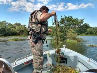 Redes são proibidas pela grande capacidade de captura de peixes. (Foto: Divulgação/PMA)