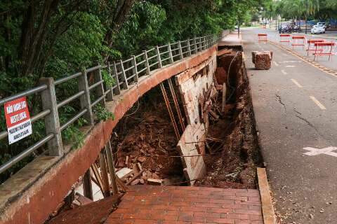 Prefeitura estuda 3 formas de reparar trecho desabado em frente ao Lago do Amor