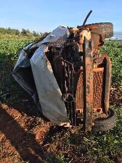 Após colidir em moto, carro capota várias vezes e 4 morrem ao serem arremessados