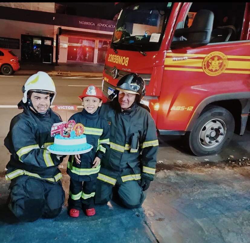 Criança se emociona com bolo de aniversário entregue por Bombeiros