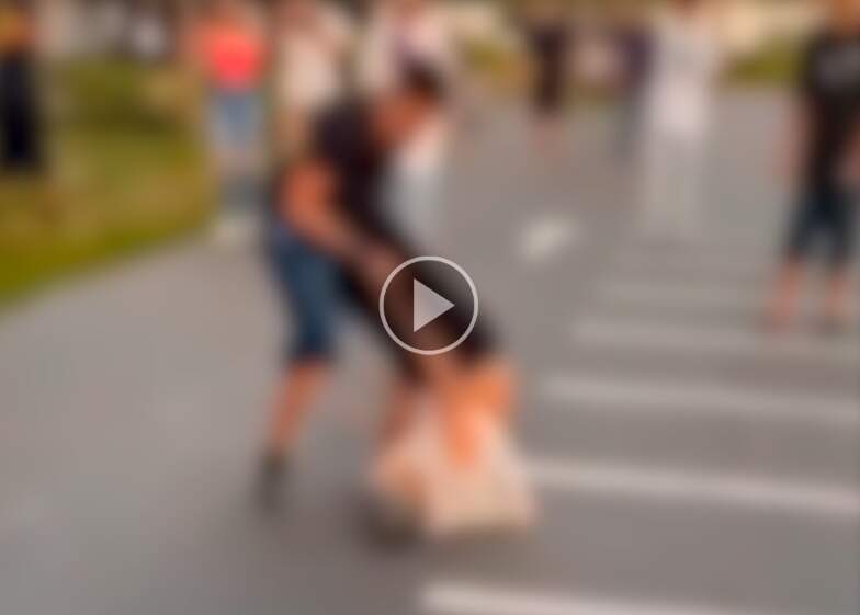 Vídeo mostra “clube da luta” de adolescentes em praça perto de shopping