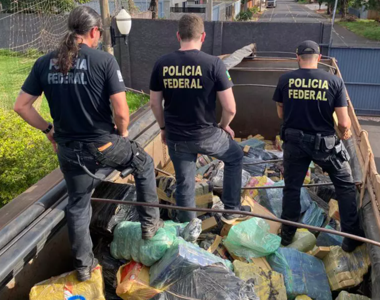 Polícia Federal flagra caminhão com seis toneladas de drogas