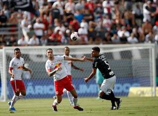 Disputa de bola durante a partida disputada no Nabizão (Foto: RedBull Bragantino/Twitter)