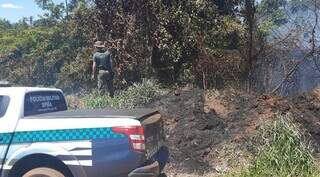 Policial militar ambiental durante incêndio em área rural (Foto: Divulgação/PMA)