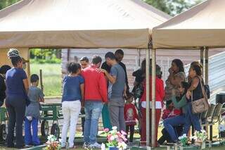 Amigos e familiares no sepultamento de Claudinéia, no Cemitério Parque de Campo Grande. (Foto: Henrique Kawaminami)