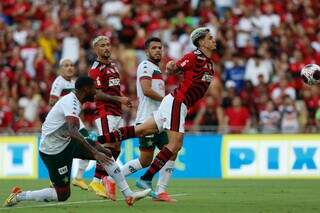 Atacante Pedro marcando o golaço que abriu a goleada da equipe Rubro-Negra (Foto: Gilvan de Souza/CRF)