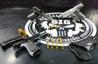 Pistolas apreendidas hoje com comerciante de Dourados (Foto: Adilson Domingos)