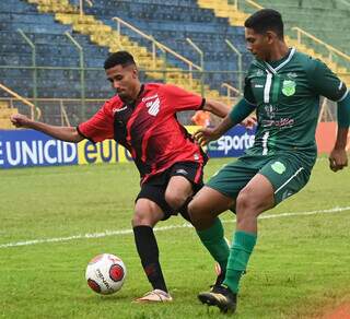 Jogadores do Athletico e Floresta disputam bola. (Foto: Divulgação)