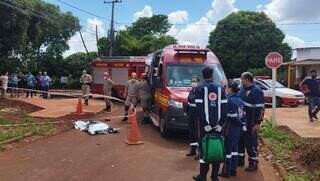 Socorristas do Samu e bombeiros ao lado do corpo de ciclista (Foto: Adilson Domingos)