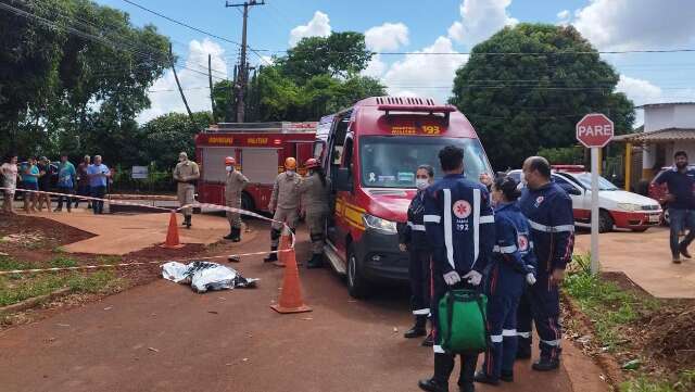 Em bicicleta motorizada, homem morre atropelado por caminhão