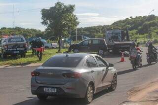Motorista abandona carro ap&oacute;s derrubar placa de sinaliza&ccedil;&atilde;o e atingir &aacute;rvore