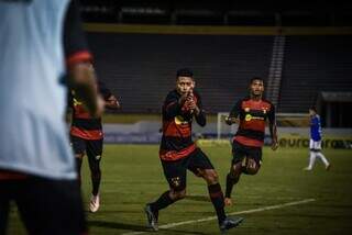 Jogadores do Sport comemoram gol marcado em vitória nesta segunda-feira. (Foto: Divulgação/Sport)