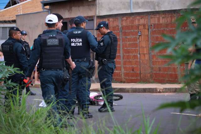 Criança de bicicleta morre atropelada por caminhão 