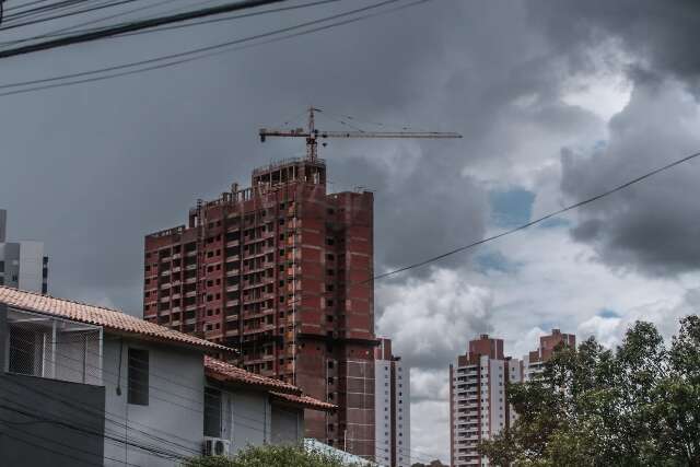 Com risco de temporal, c&eacute;u escuro anuncia chuva em Campo Grande