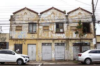 Na Avenida Calógeras, prédio número 2676 está em condições precárias. (Foto: Alex Machado)