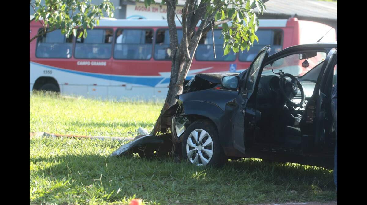 Posto da Árvore 212 SUL - O uso do triângulo de sinalização é importante  para proteger seu carro de acidentes. Ele serve para alertar condutores que  estão vindo de que há um