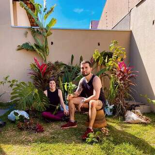 Quando se mudou, Stephani contou com ajuda do amigo Danilo Jovê para transformar o jardim. (Foto: Arquivo Pessoal)